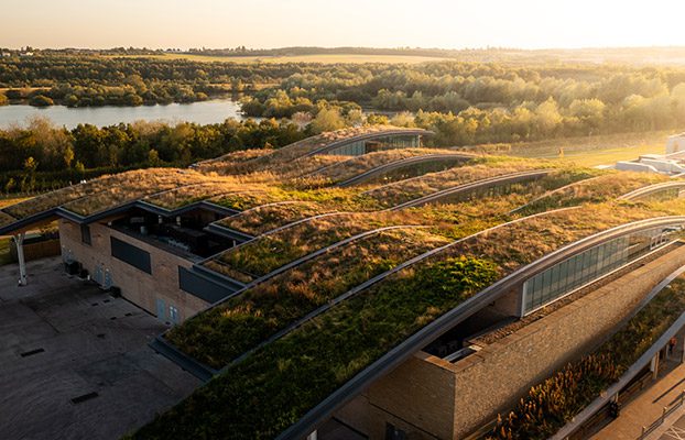 Moderne Kläranlage mit Becken unter freiem Himmel als Symbol für die Förderung von Klimaschutz in der kommunalen Wasserwirtschaft.