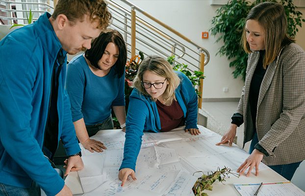 Ingenieur überprüft Wasserversorgungsanlage während Krisensituation mit Tablet und Schutzausrüstung für professionelles Krisenmanagement