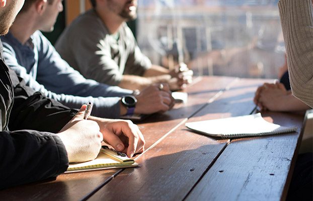 Ingenieure beim Wissensaustausch über Wasserwirtschaft auf einer Fachmesse